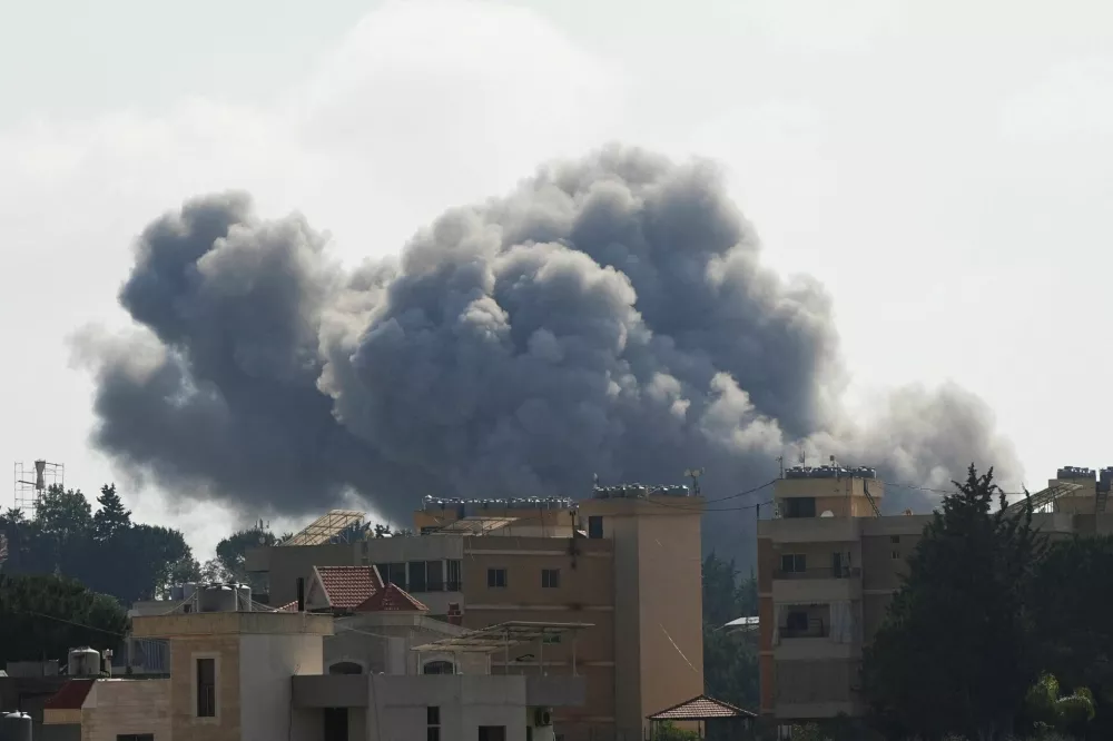 Smoke billows following an Israeli strike in Kfar Joz, Lebanon May 26, 2026.REUTERS/Stringer / Foto: Stringer