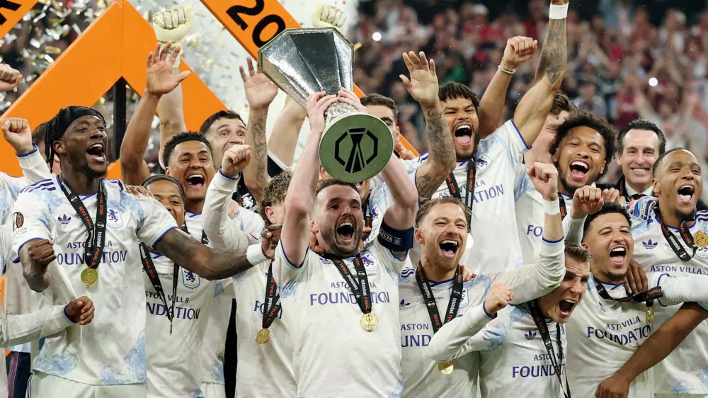Soccer Football - UEFA Europa League - Final - SC Freiburg v Aston Villa - Besiktas Park, Istanbul, Turkey - May 21, 2026 Aston Villa's John McGinn lifts the trophy as he celebrates with teammates after winning the UEFA Europa League REUTERS/Isabel Infantes   TPX IMAGES OF THE DAY