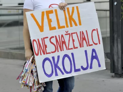 - ilustrativna fotografija onesnaževanje okolja, ekologija, promet, protest, transparent- Akcija proti terencem 'Stop terencem' - Dru&scaron;tvo Focus želi opozoriti na neprimernost terenskih vozil tako v mestih kot na območjih, ki so prevozna z javnim potni&scaron;kim prometom ali ostalimi osebnimi vozili     //FOTO: Tomaž Zajel&scaron;nik