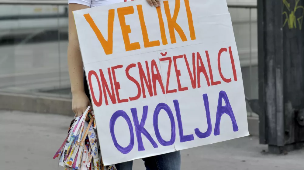 - ilustrativna fotografija onesnaževanje okolja, ekologija, promet, protest, transparent- Akcija proti terencem 'Stop terencem' - Dru&scaron;tvo Focus želi opozoriti na neprimernost terenskih vozil tako v mestih kot na območjih, ki so prevozna z javnim potni&scaron;kim prometom ali ostalimi osebnimi vozili     //FOTO: Tomaž Zajel&scaron;nik