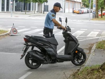 11.7.2025 - policija, nadzor prometa, lahka motorna vozila, skuter, moped, varnost v prometruFoto: Luka Cjuha