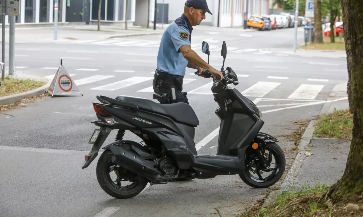 Mladoletnik najprej na skuterju in nato peš bežal pred policisti