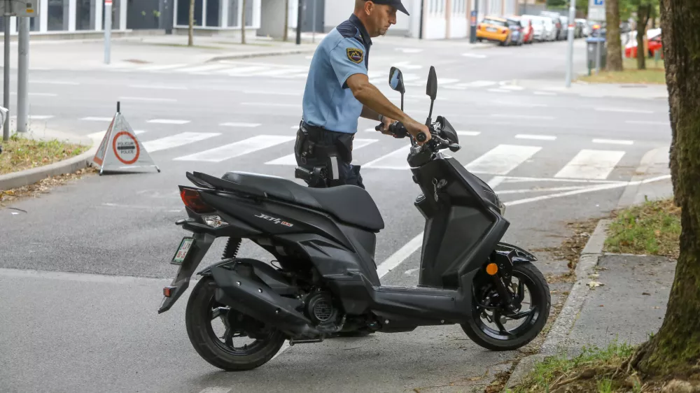 11.7.2025 - policija, nadzor prometa, lahka motorna vozila, skuter, moped, varnost v prometruFoto: Luka Cjuha