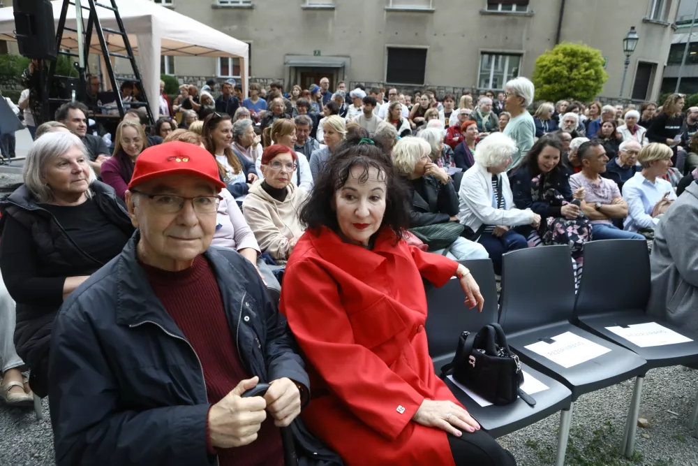 20.5.2026 - uprizoritev satire Za narodov blagor Ivana Cankarja v režiji Vita Tauferja, s katero bodo opozorili na kritično situacijo osrednjega nacionalnega gledali&scaron;ča SNG Drama Ljubljana; pred stavbo Drame na Erjavčevi 1Foto: Luka Cjuha