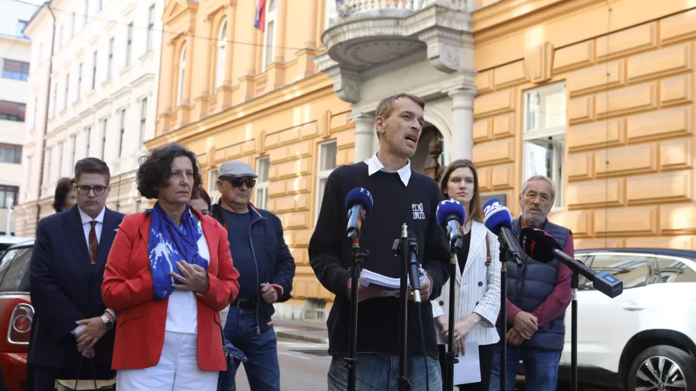 21.5.2026 - Ustavno sodi&scaron;če - vabimo vas na izjavo poslank Svobode Tereze Novak in Lucije Tacer Perlin. Poslanki bosta podprli Darka Nikolovskega, ki bo zaradi vpliva tujih obve&scaron;čevalnih služb, zaradi česar je bila kr&scaron;ena pravica do svobodnih volitev, vložil ustavno pritožbo.zjava poslank in vlagatelja bo danes, 21. 5. 2026, ob 9.00 pred vhodom na sedež Ustavnega sodi&scaron;ča RS (Beethovnova ulica 10).Foto: Luka Cjuha