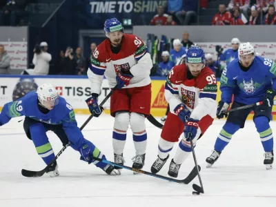Ice Hockey - IIHF World Championships - Group B - Slovenia v Czech Republic - BCF Arena, Fribourg, Switzerland - May 16, 2026 Czech Republic's Daniel Vozenilek and David Tomasek in action with Slovenia's Filip Sitar REUTERS/David W Cerny / Foto: David W Cerny