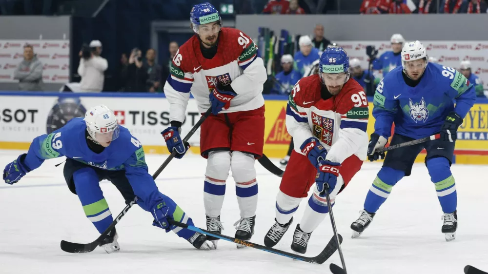 Ice Hockey - IIHF World Championships - Group B - Slovenia v Czech Republic - BCF Arena, Fribourg, Switzerland - May 16, 2026 Czech Republic's Daniel Vozenilek and David Tomasek in action with Slovenia's Filip Sitar REUTERS/David W Cerny / Foto: David W Cerny
