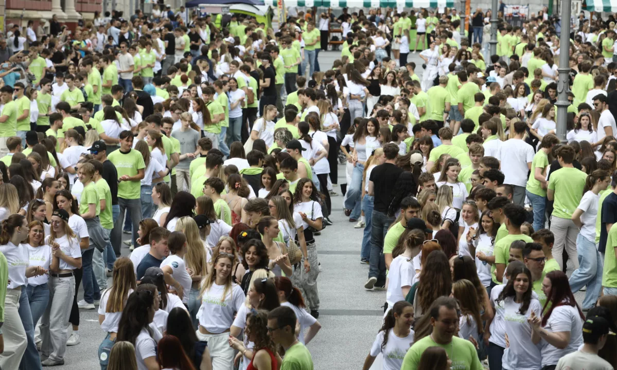 Pred četvorko so se z minuto molka poklonili v petek preminuli dijakinji