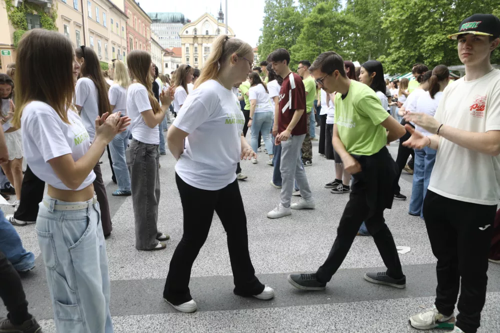 21.5.2026 - Dijaki zaključnih letnikov srednjih &scaron;ol bodo točno opoldne v več krajih v Sloveniji zaplesali maturantsko četvorko. ČetvorkaFoto: Luka Cjuha