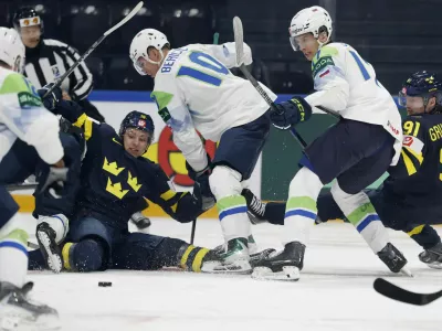 Ice Hockey - IIHF World Championships - Group B - Sweden v Slovenia - BCF Arena, Fribourg, Switzerland - May 20, 2026 Sweden's Jack Berglund and Carl Grundstrom in action with Slovenia's Miha Bericic and Jan Golicic REUTERS/David W Cerny