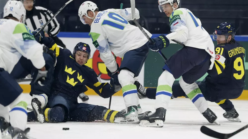 Ice Hockey - IIHF World Championships - Group B - Sweden v Slovenia - BCF Arena, Fribourg, Switzerland - May 20, 2026 Sweden's Jack Berglund and Carl Grundstrom in action with Slovenia's Miha Bericic and Jan Golicic REUTERS/David W Cerny