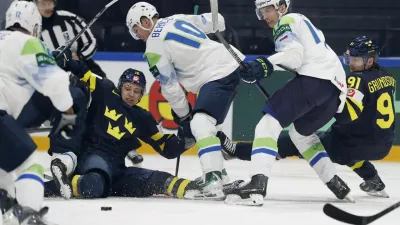 Ice Hockey - IIHF World Championships - Group B - Sweden v Slovenia - BCF Arena, Fribourg, Switzerland - May 20, 2026 Sweden's Jack Berglund and Carl Grundstrom in action with Slovenia's Miha Bericic and Jan Golicic REUTERS/David W Cerny