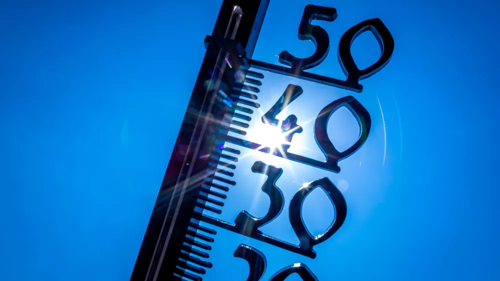 FILED - 19 July 2022, Mecklenburg-Vorpommern, Schwerin: An outdoor thermometer in an allotment garden shows the temperature to be close to 40 degrees in Germany. Heatwaves, droughts and flooding are likely to be on the rise&nbsp;with&nbsp;the return of the feared weather phenomenon known as El Ni&ntilde;o, according to&nbsp;the World Meteorological Organization (WMO) on Tuesday. Photo: Jens B&uuml;ttner/dpa