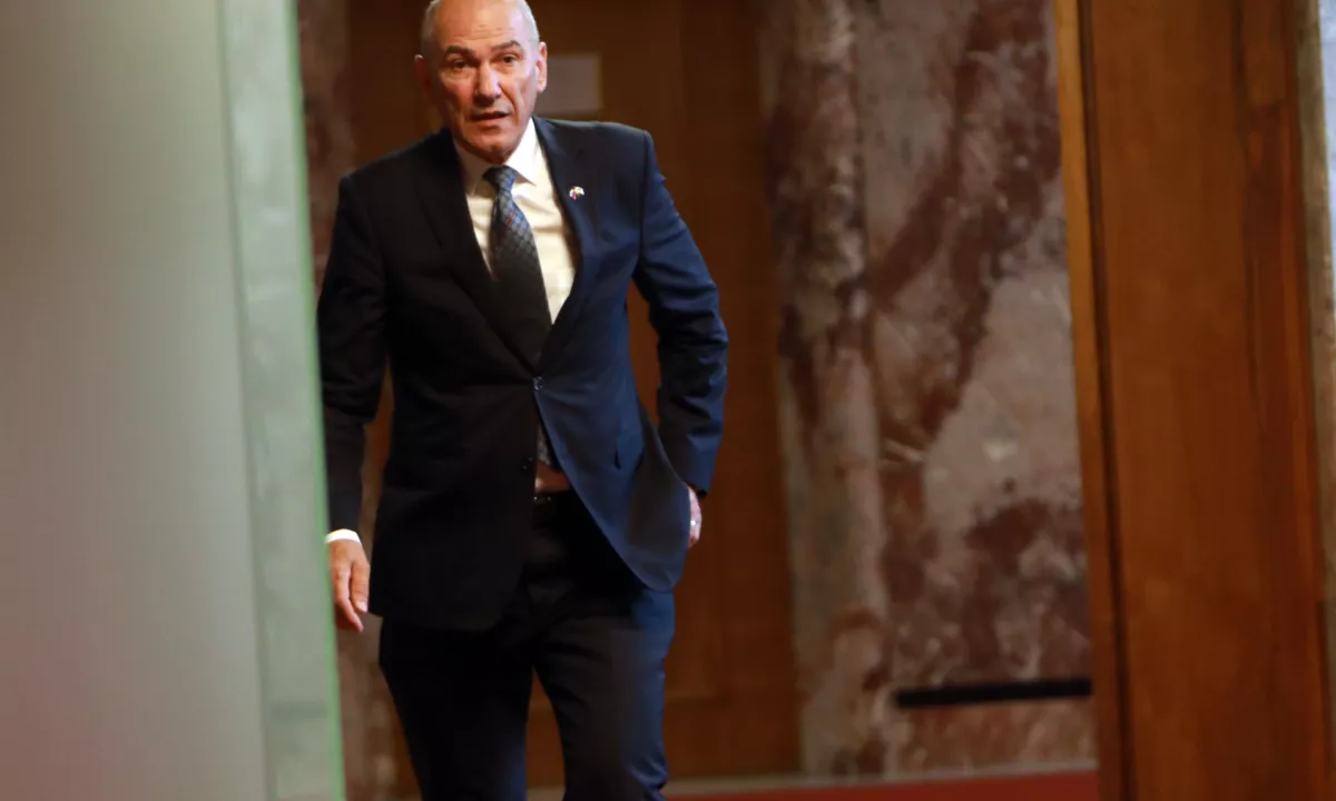 Janševi načrtujejo obsežne davčne razbremenitve in na široko odpirajo vrata zasebnemu zdravstvu