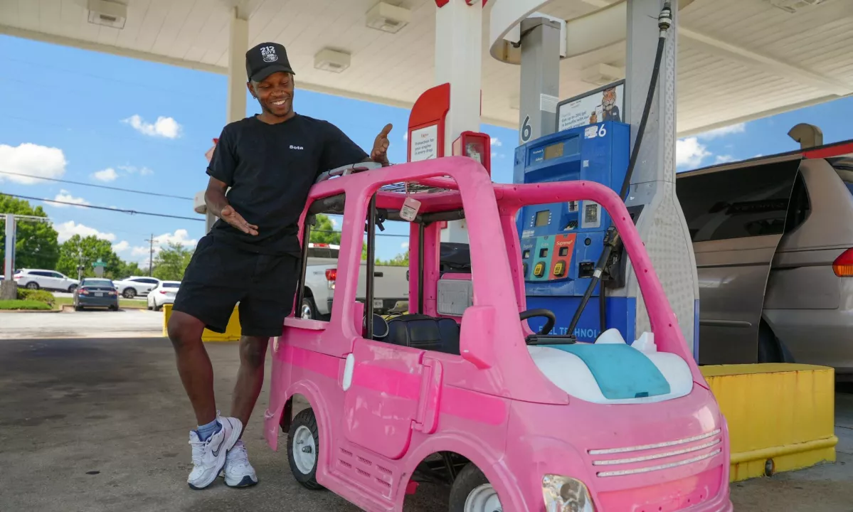 <div>"Barbie mobil" je cenejši: visoke cene goriva spodbujajo Američane k improvizaciji</div>
