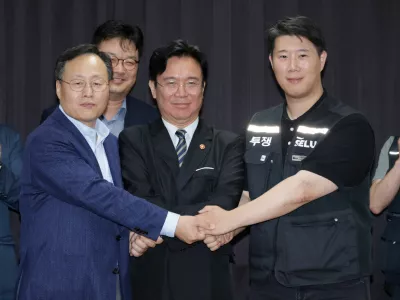 Choi Seung-ho, head of Samsung Electronics union, Yeo Myung-koo, head of the People Team under Samsung's Device Solutions division and the company's chief management negotiator, and Labour Minister Kim Young-hoon pose for photographs after reaching tentative pay deal in Suwon, South Korea, May 20, 2026. Yonhap/via REUTERS    ATTENTION EDITORS - THIS IMAGE HAS BEEN SUPPLIED BY A THIRD PARTY. NO RESALES. NO ARCHIVE. SOUTH KOREA OUT. NO COMMERCIAL OR EDITORIAL SALES IN SOUTH KOREA.   TPX IMAGES OF THE DAY