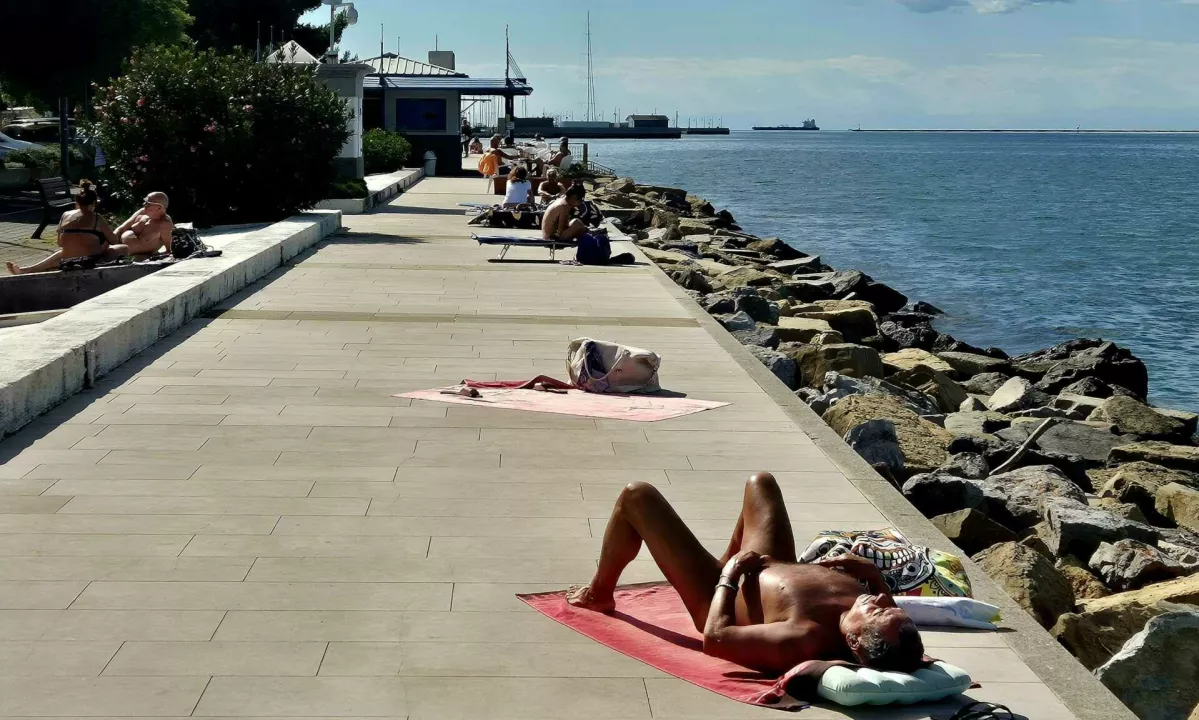 Poletje je tu: prvi pogumneži že v morju, drugi se nastavljajo soncu