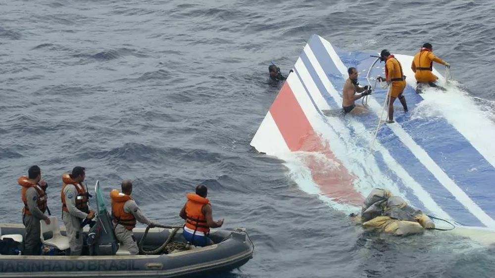 Brazilian Navy sailors pick a piece of debris from Air France flight AF447 out of the Atlantic Ocean, some 745 miles (1,200 km) northeast of Recife, in this handout photo distributed by the Navy June 8, 2009. Brazilian search crews retrieved more bodies and debris from a crashed Air France plane in the Atlantic and air investigators said faulty speed readings had been detected on the same type of jets. REUTERS/Brazilian Air Force/Handout  (BRAZIL TRANSPORT DISASTER MILITARY IMAGES OF THE DAY) FOR EDITORIAL USE ONLY. NOT FOR SALE FOR MARKETING OR ADVERTISING CAMPAIGNS