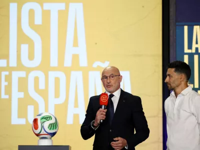 Soccer Football - FIFA World Cup 2026 - Spain coach Luis de la Fuente announces his World Cup squad - Edificio Telefonica, Madrid, Spain - May 25, 2026 Spain coach Luis de la Fuente with former footballer Jesus Navas during the squad announcement presentation REUTERS/Kacper Pempel