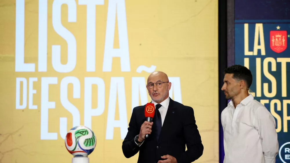 Soccer Football - FIFA World Cup 2026 - Spain coach Luis de la Fuente announces his World Cup squad - Edificio Telefonica, Madrid, Spain - May 25, 2026 Spain coach Luis de la Fuente with former footballer Jesus Navas during the squad announcement presentation REUTERS/Kacper Pempel