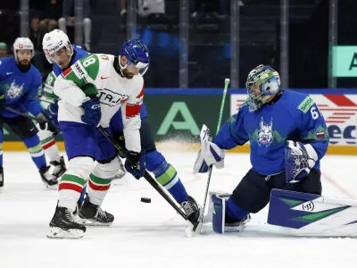 Ice Hockey - IIHF World Championships - Group B - Slovenia v Italy - BCF Arena, Fribourg, Switzerland - May 25, 2026 Italy's Nicholas Saracino in action with Slovenia's Lukas Horak REUTERS/David W Cerny