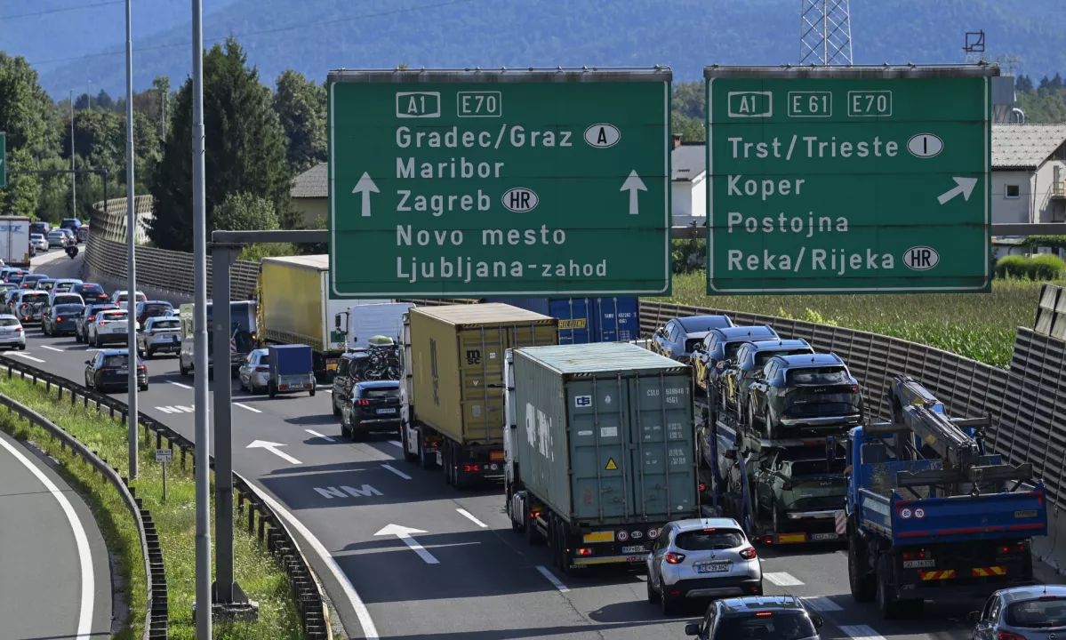 Zaradi praznika pri sosedih že danes gneča na cestah. Kje jo lahko pričakujete?