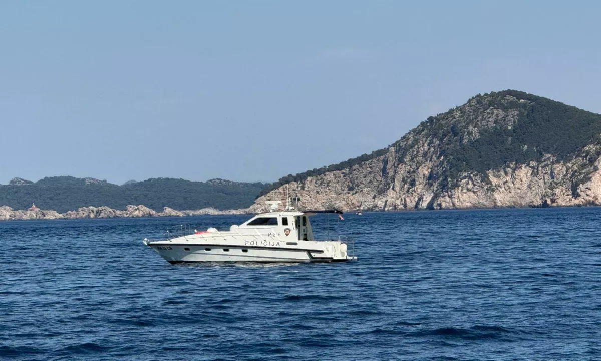 »Grem samo malo pogledat teren,« je rekel mladenič, preden se je potopil ob obali otoka Lokrum nedaleč od Dubrovnika. Ko po 45 minutah ni prišel na površje, so sprožili iskalno akcijo, ki traja že četrti dan.