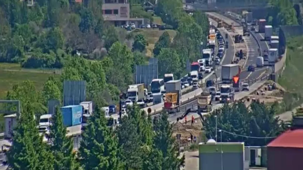 Gneča na primorski avtocesti. Foto: Dars