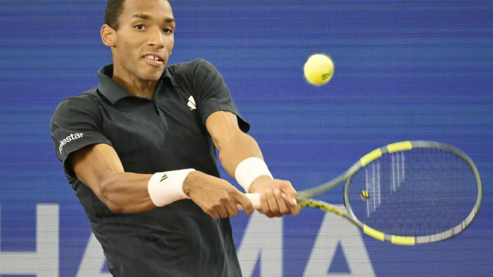 Tennis - ATP 500 - Hamburg Open - Am Rothenbaum, Hamburg, Germany - May 20, 2026 Canada's Felix Auger Aliassime in action during his round of 16 match against Aleksandar Kovacevic of the U.S. REUTERS/Fabian Bimmer