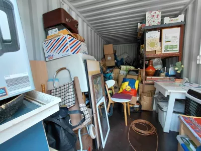 Notranjost (pre)polnega kontejnerja kamor se je iz Pov&scaron;etove preselil Center ponovne uporabe. 