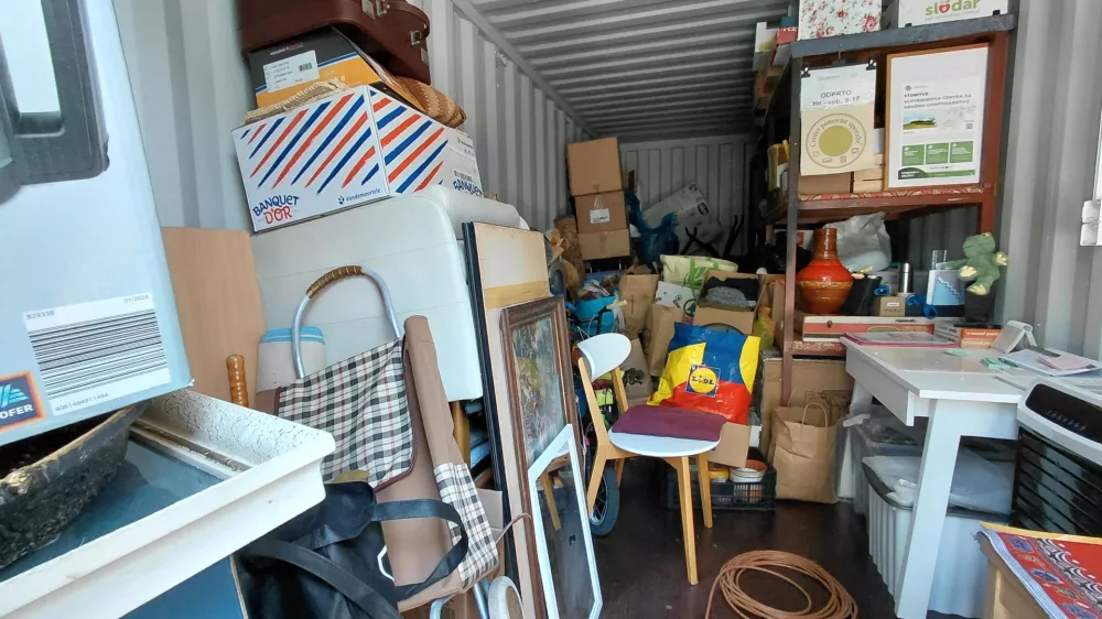 Notranjost (pre)polnega kontejnerja kamor se je iz Pov&scaron;etove preselil Center ponovne uporabe. 