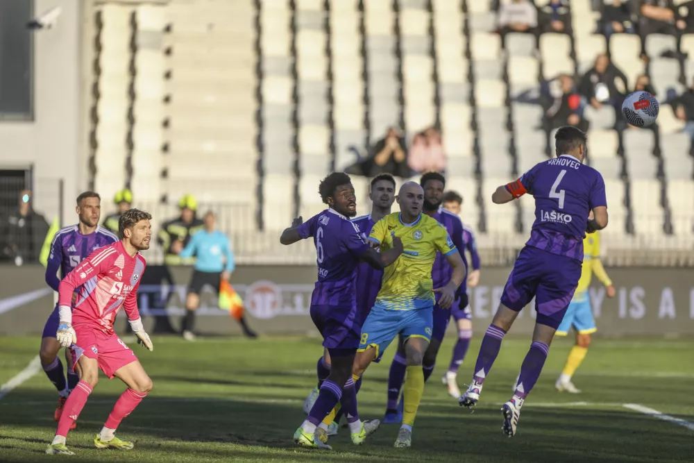 30.11.2024 - stadion Bonifika - nogomet - derbi Koper - MariborFOTO: LUKA CJUHA / Foto: Luka Cjuha