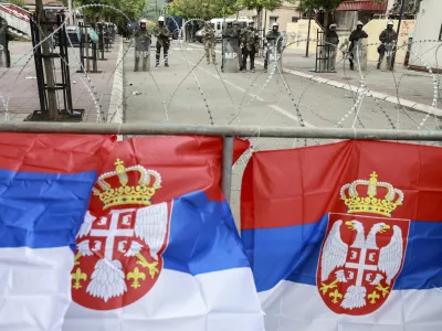 - Zvečan - mesto in občina v okraju Mitrovica na Kosovu- 31.05.2023 &ndash; KOSOVO - napetost med Albanci in Srbi na severu Kosova - nemiri, nasilje in spopadi med pripadniki Natovih varnostnih sil KFOR in lokalnimi Srbi - kosovski Srbi so zahtevali umik novoizvoljenih županov, etničnih Albancev. //FOTO: Jaka Gasar