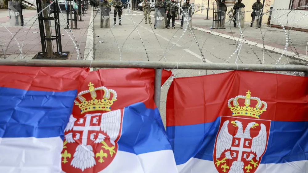 - Zvečan - mesto in občina v okraju Mitrovica na Kosovu- 31.05.2023 &ndash; KOSOVO - napetost med Albanci in Srbi na severu Kosova - nemiri, nasilje in spopadi med pripadniki Natovih varnostnih sil KFOR in lokalnimi Srbi - kosovski Srbi so zahtevali umik novoizvoljenih županov, etničnih Albancev. //FOTO: Jaka Gasar