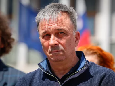 Ljubljana, pred DZ.Novinarska konferenca predstavnikov reprezentativnih sindikalnih central in nevladnih organizacij pred predajo zbranih podpisov za sklic referenduma o zakonu o interventnih ukrepih za razvoj Slovenije v drzavni zbor.Predsednik Zveze svobodnih sindikatov Slovenije (ZSSS) Andrej Zorko.