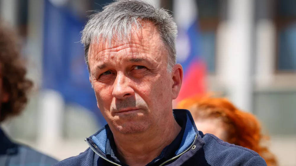 Ljubljana, pred DZ.Novinarska konferenca predstavnikov reprezentativnih sindikalnih central in nevladnih organizacij pred predajo zbranih podpisov za sklic referenduma o zakonu o interventnih ukrepih za razvoj Slovenije v drzavni zbor.Predsednik Zveze svobodnih sindikatov Slovenije (ZSSS) Andrej Zorko.