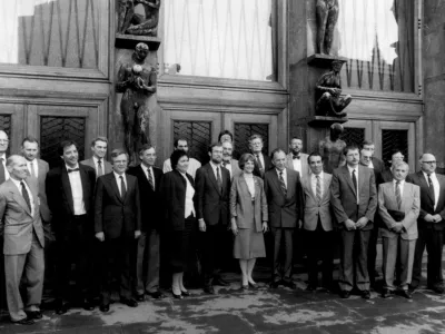 - prva slovenska vlada - fotografirano 09.04.1990 - ministri prve demokratično izvoljene slovenske vlade - Peterletova vlada -FOTO: Nace Bizilj