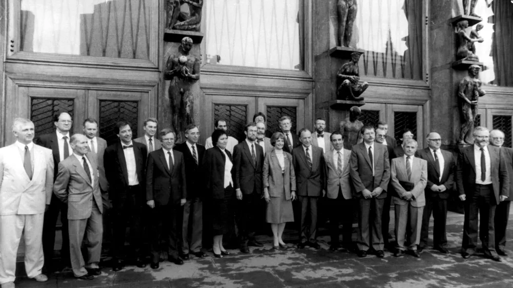 - prva slovenska vlada - fotografirano 09.04.1990 - ministri prve demokratično izvoljene slovenske vlade - Peterletova vlada -FOTO: Nace Bizilj