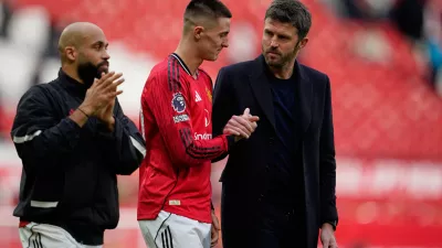 Manchester United's Benjamin Sesko shakes hands with coach Michael Carrick after the Premiier League soccer match between Manchester United and Crystal Palace in Manchester, England, Sunday, March 1, 2026. (AP Photo/Dave Thompson)