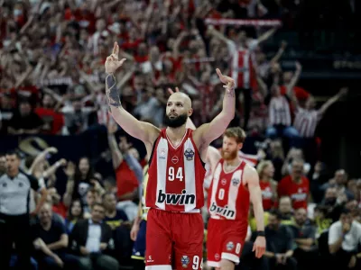 Basketball - Euroleague - Semi Final - Olympiacos v Fenerbahce - Telekom Center, Athens, Greece - May 22, 2026 Olympiacos' Evan Fournier celebrates after the match REUTERS/Louisa Gouliamaki