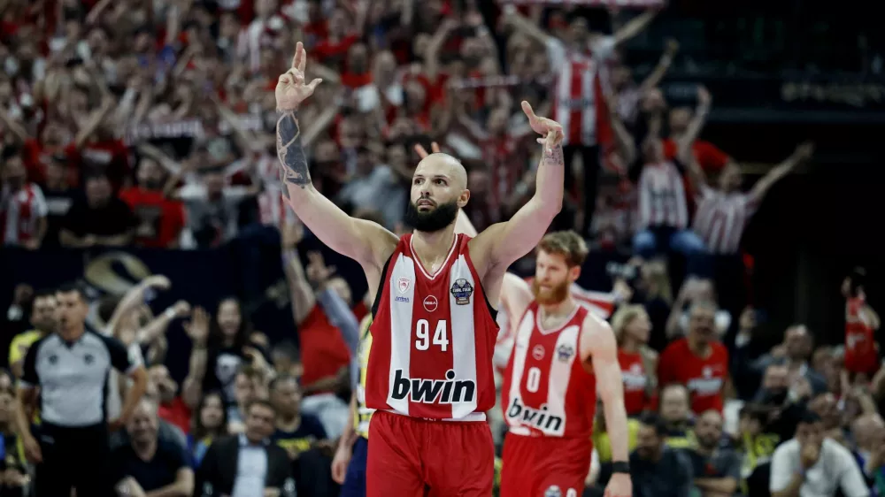 Basketball - Euroleague - Semi Final - Olympiacos v Fenerbahce - Telekom Center, Athens, Greece - May 22, 2026 Olympiacos' Evan Fournier celebrates after the match REUTERS/Louisa Gouliamaki