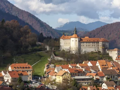 &Scaron;kofja Loka z zaledje ponuja veliko aktivnosti v naravi, v okviru pet zvezdničnega doživetja pa tudi nočni sprehod po gradu in grajski zajtrk v prenovljenem hotelu Lonca. F iStock 