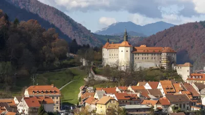 Škofja Loka z zaledje ponuja veliko aktivnosti v naravi, v okviru pet zvezdničnega doživetja pa tudi nočni sprehod po gradu in grajski zajtrk v prenovljenem hotelu Lonca. F iStock 