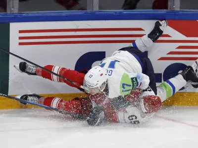 Ice Hockey - IIHF World Championships - Group B - Denmark v Slovenia - BCF Arena, Fribourg, Switzerland - May 23, 2026 Slovenia's Jan Golicic in action with Denmark's Christian Wejse REUTERS/David W Cerny