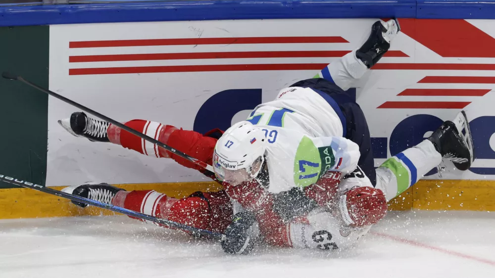 Ice Hockey - IIHF World Championships - Group B - Denmark v Slovenia - BCF Arena, Fribourg, Switzerland - May 23, 2026 Slovenia's Jan Golicic in action with Denmark's Christian Wejse REUTERS/David W Cerny