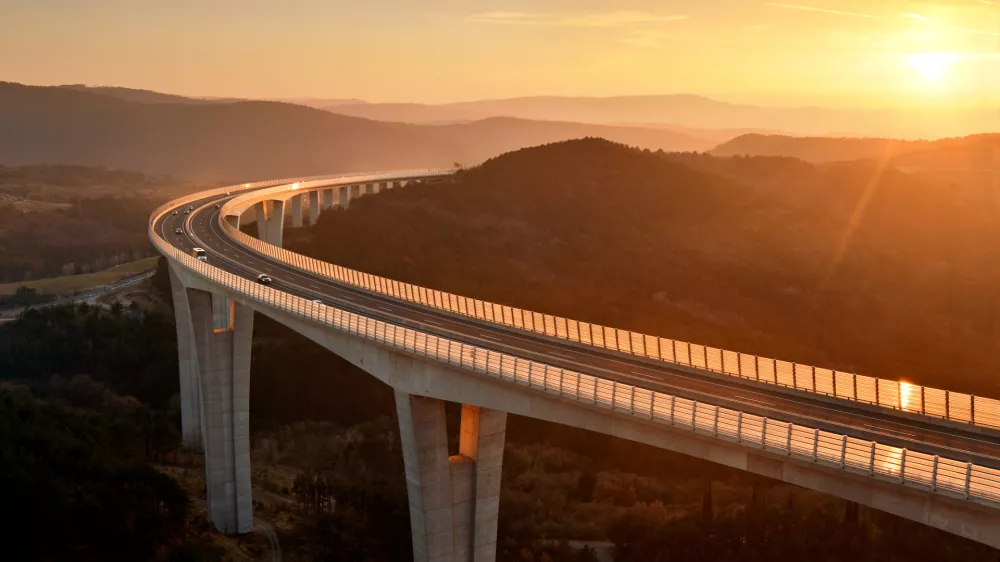 Na&scaron; najlep&scaron;i viadukt bo danes obsijan. Ob morju bo sicer pihala &scaron;ibka burja.