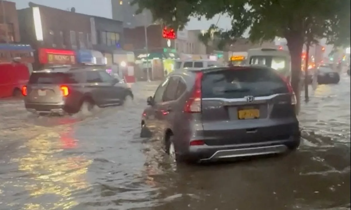 Medtem ko so ulice Queensa in Brooklyna drvele pod vodo, so prestrašeni očividci poskušali iz nevarnega toka rešiti nemočne potnike.