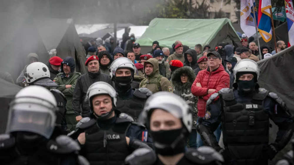 Policija čuva domnevne &scaron;tudente v pionirskem parku15.3.2025 - Beograd - Srbija - &scaron;tudentski protest - največji shod v zgodovini Srbije.&Scaron;tudentski protesti in blokade fakultet v Srbiji so se raz&scaron;irili na vsa večja mesta (Beograd, Novi Sad, Ni&scaron;, Kragujevac) zaradi nesreče na novosadski železni&scaron;ki postaji. Zahtevajo objavo dokumentacije o prenovi, ustavitev pregona aretiranih protestnikov in kaznovanje napadalcev. Pridružilo se je okoli 60 fakultet. Oblasti trdijo, da so zahteve izpolnjene, kar &scaron;tudenti zanikajo.