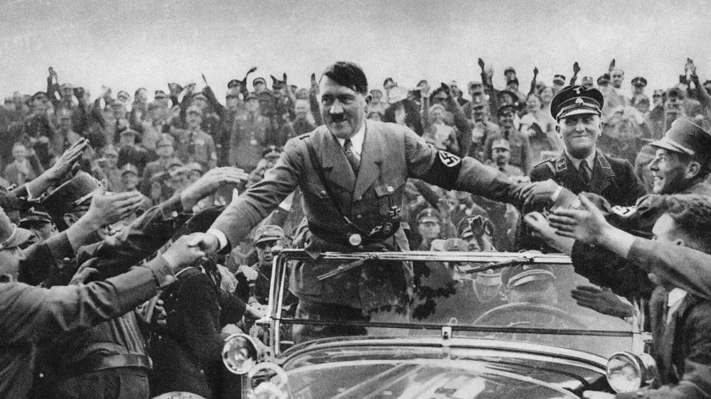 Hitler med ljudmi / Foto: Hulton Archive