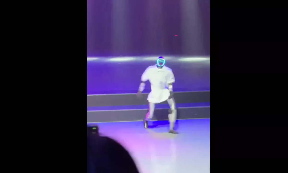 (VIDEO) Robot hotel plesati kot Michael Jackson, se zasukal in epsko padel